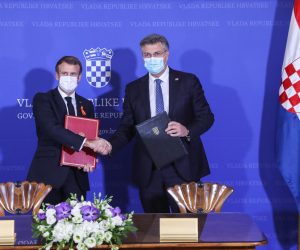 25.11.2021., Banski dvori, Zagreb - Predsjednik Francuske Republike Emmanuel Macron prilikom sluzbenog posjeta Republici Hrvatskoj sastao se s predsjednikom Vlade Republike Hrvatske Andrejom Plenkovicem. Nakon sastanka u Banskim dvorima predsjednik Vlade Andrej Plenkovic i predsjednik Francuske Emmanuel Macron potpisali su ugovor o Strateskom partnerstvu.