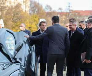 25.11.2021.Zagreb -  Predsjedniku Vlade Plenkovicu i predsjedniku Macronu izvrsni direktor Rimac Grupe Mate Rimac i glavni direktor za operacije tvrtke Bugatti Rimac Christophe Piochon predstavili su na terasi hotela Esplanade dva automobila marke Nevera i Bugatti. Predsjednik Macron prvi je francuski predsjednik koji dolazi u sluzbeni posjet Hrvatskoj