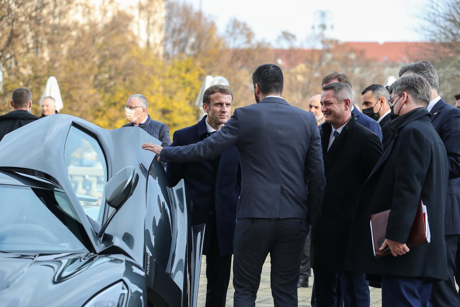 25.11.2021.Zagreb -  Predsjedniku Vlade Plenkovicu i predsjedniku Macronu izvrsni direktor Rimac Grupe Mate Rimac i glavni direktor za operacije tvrtke Bugatti Rimac Christophe Piochon predstavili su na terasi hotela Esplanade dva automobila marke Nevera i Bugatti. Predsjednik Macron prvi je francuski predsjednik koji dolazi u sluzbeni posjet Hrvatskoj
