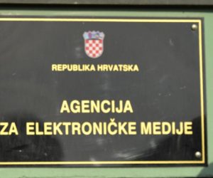 26.01.2016., Zagreb - Prosvjed ispred Agencije za elektronicke medije protiv suspenzije Z1 televizije. Prosvjednici su se okupili na Trgu Nevenke Topalusic odakle su pjesice krenuli prema Agenciji za elektronicke medije. Photo: Marko Lukunic/PIXSELL