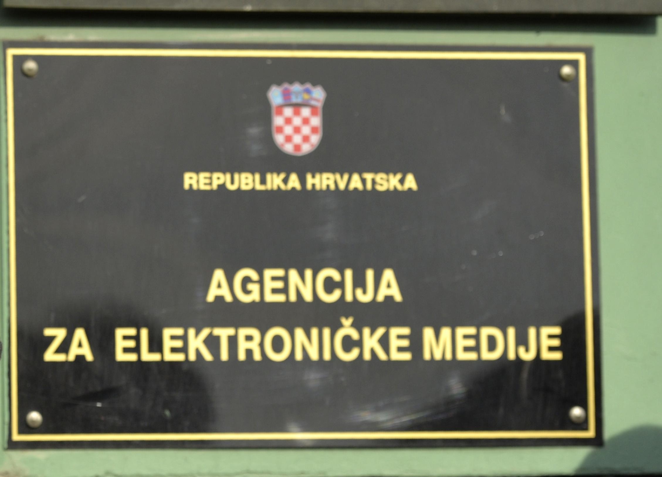 26.01.2016., Zagreb - Prosvjed ispred Agencije za elektronicke medije protiv suspenzije Z1 televizije. Prosvjednici su se okupili na Trgu Nevenke Topalusic odakle su pjesice krenuli prema Agenciji za elektronicke medije. Photo: Marko Lukunic/PIXSELL