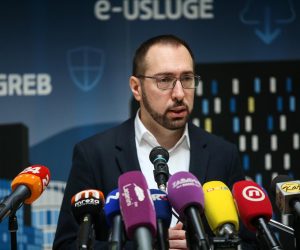 26.10.2021., Zagreb - Gradonacelnik Zagreba Tomislav Tomasevic govorio je na redovnoj konferenciji za medije u predvorju Gradske uprave na Trgu Stjepana Radica.