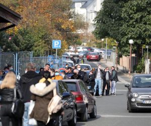 26.10.2021., Zagreb -  Velike guzve ispred bolnice Sestara Milosrdnica. Gradjani u nepreglednim redovima satima cekaju testiranje na koronavirus. U posljednja 24 sata zabiljezeno je 3360 novih slucajeva zaraze virusom SARS-CoV-2, te je broj aktivnih slucajeva u Republici Hrvatskoj danas ukupno 17.944.