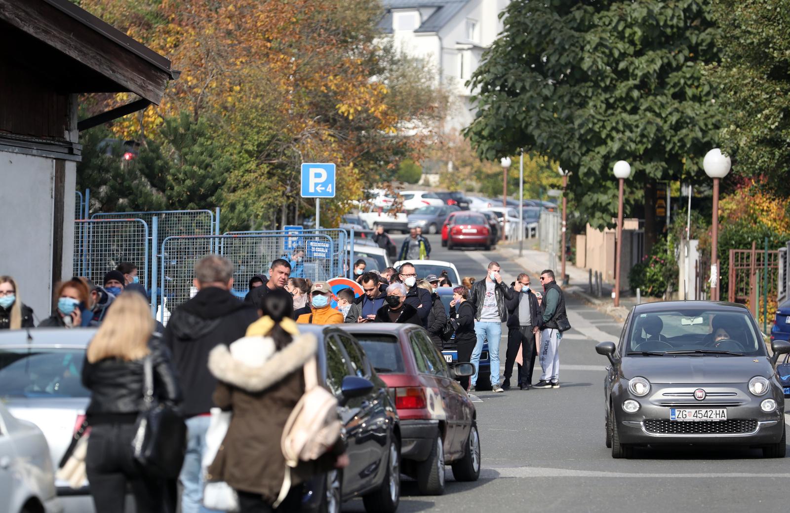 26.10.2021., Zagreb -  Velike guzve ispred bolnice Sestara Milosrdnica. Gradjani u nepreglednim redovima satima cekaju testiranje na koronavirus. U posljednja 24 sata zabiljezeno je 3360 novih slucajeva zaraze virusom SARS-CoV-2, te je broj aktivnih slucajeva u Republici Hrvatskoj danas ukupno 17.944.