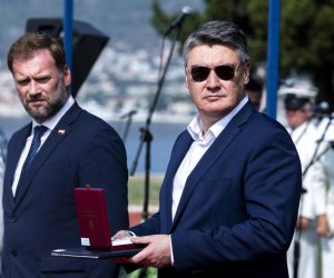 27.09.2021., Split - Predsjednik Republike i vrhovni zapovjednik Oruzanih snaga Zoran Milanovic prisustvovao je sredisnjoj svecanosti obilježavanja Dana Hrvatske ratne mornarice i 30. obljetnice ustrojavanja Hrvatske ratne mornarice.
Mario Banozic, Zoran Milanovic
Photo: Miroslav Lelas/PIXSELL