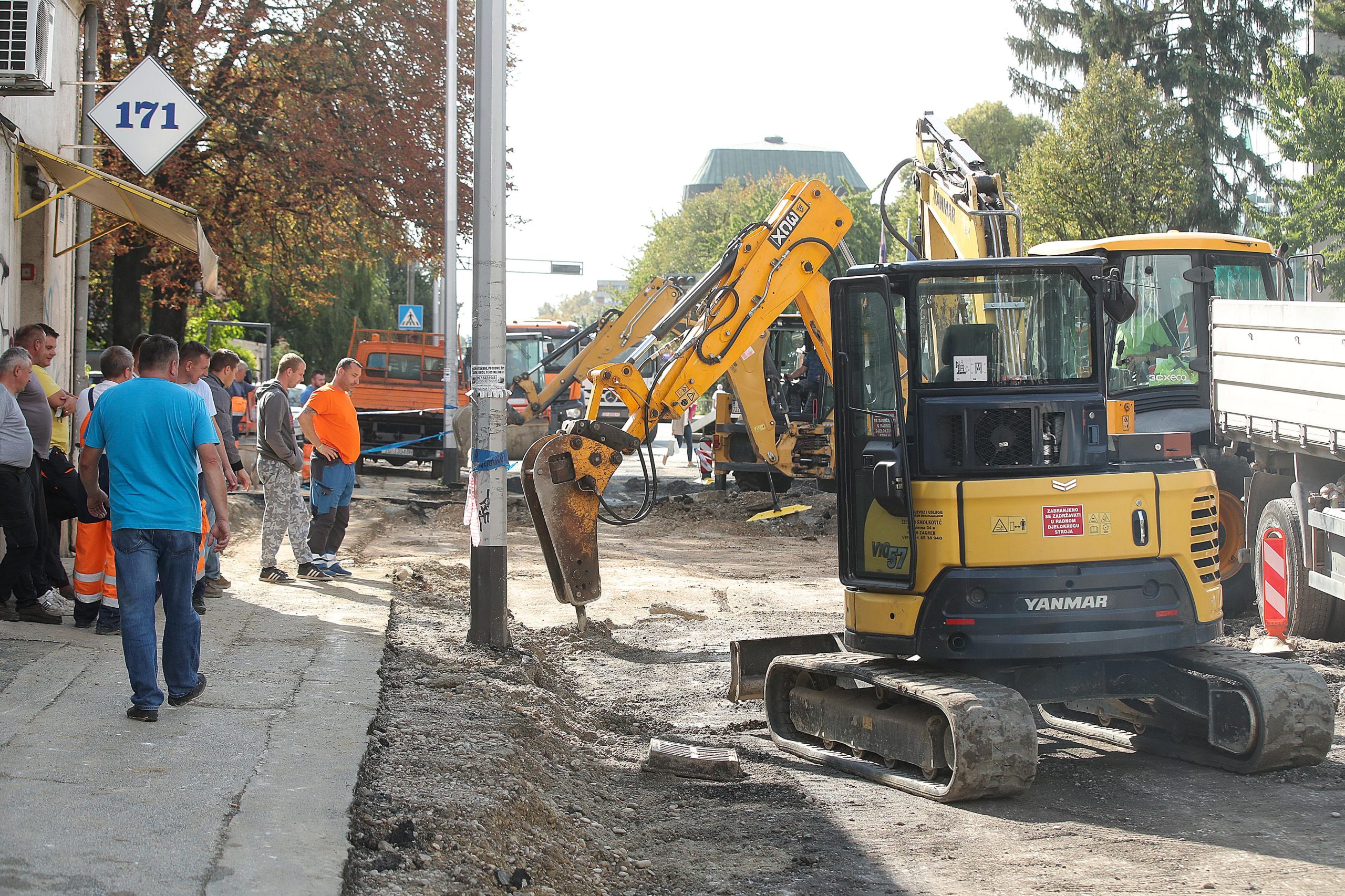 27.9.2021., Zagreb - Zbog puknute vodovodne cijevi u Selskoj ulici poplavljen je dio gradske cetvrti Tresnjevka sjever. Cijev je pukla ispred kucnog broja 173 u Selskoj ulici, gdje je nastala velika i duboka rupa. Podrumi, garaze i neka kucanstva u Selskoj i okolnim ulicama su poplavljena. Trenutno se sanira ostecenje vodovodne cijevi, pa je promet tim djelom Selske ulice zatvoren. Popisivaci bi kroz nekoliko dana trebali izaci na teren kako bi ustvrdili stetu na poplavljenim objektima. 
Photo: Goran Stanzl/PIXSELL