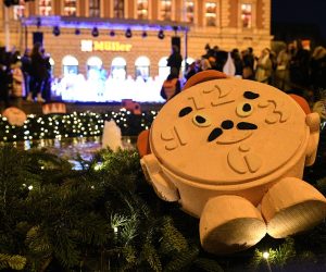 27.11.2021., Zagreb - Na Mandusevcu na Trgu bana Josipa Jelacica zapaljena je prva adventska svijeca. Photo: Zoe Sarlija/PIXSELL