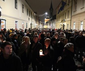27.11.2021., Zagreb - Novi Bijeli tihi mars, prosvjed protiv COVID potvrda. Prosvjednici su se uputili prema Markovu trgu, ali u Radićevoj ulici blokirala ih je policija. Na kraju su se ipak uspijeli probiti do Markovog trga.