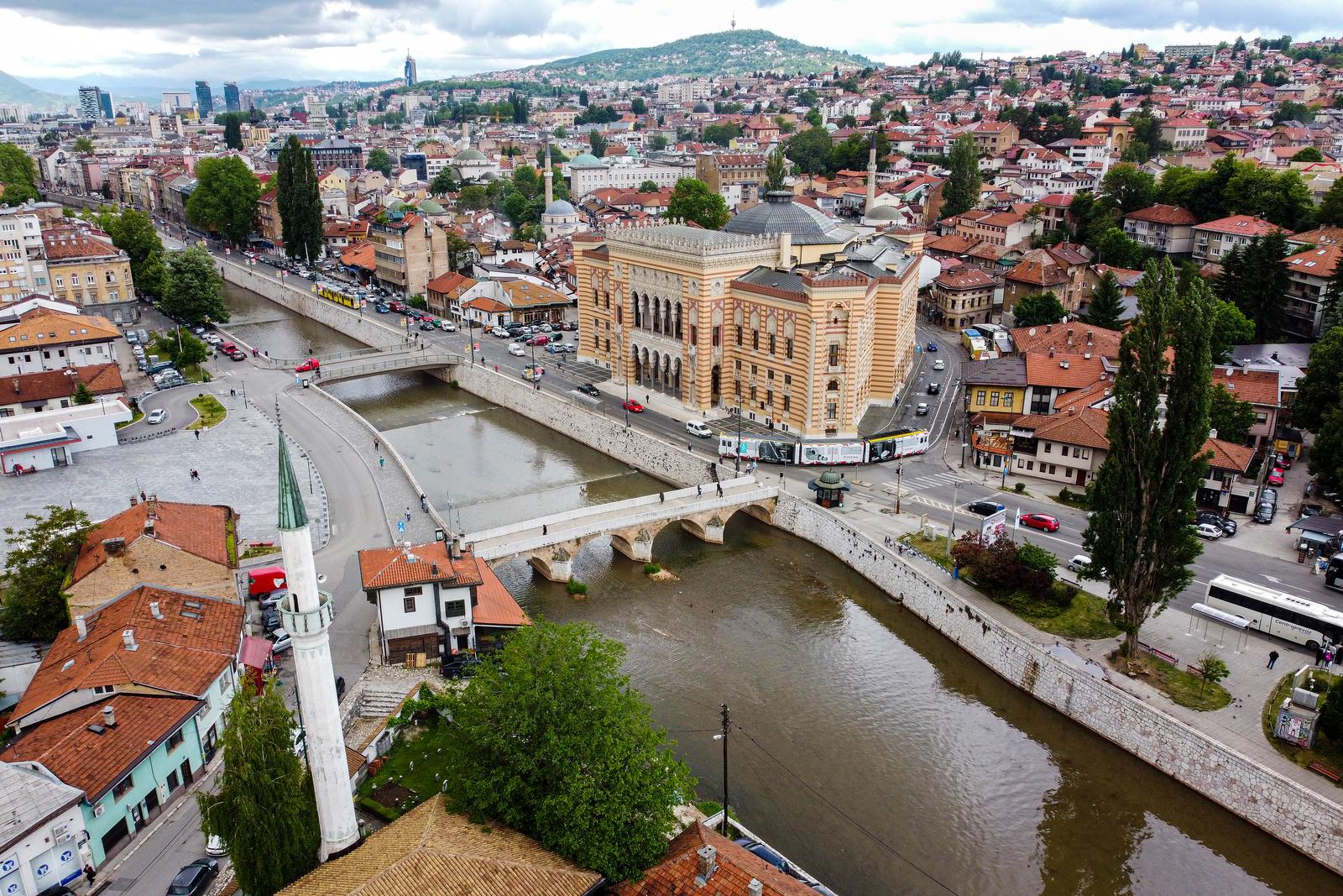 28.05.2021., Sarajevo, Bosna i Hercegovina - Sarajevska vijecnica nalazi se u blizini Bascarsije i jedan je od najljepsih i najreprezentativnijih objekata iz austrougarskog perioda gradjen u pseudo-maurskom stilu. Tokom opsade Sarajeva, 25.08.1992., Vijecnica je granatirana od strane Vojske Republike Srpske. Tokom granatiranja unisteno je vise od 2 miliona knjiga, casopisa i dokumenata. Danas se u Vijecnici nalazi ured gradonacelnika Sarajeva.
Photo: Armin Durgut/PIXSELL