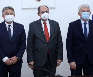 28.10.2021., Sarajevo, Bosna i Hercegovina - Visoki predstavnik Christian Schmidt stigao u posjet Predsjednistvu BiH, docekali ga Komsic i Dzaferovic bez Dodika.
Photo: Armin Durgut/PIXSELL