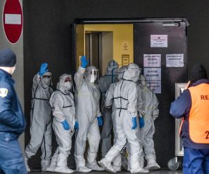 28.11.2020., Zagreb - Petnaest pacijenata srednje zivotne dobi, s laksim klinickim slikama koje zahtijevaju daljnje lijecenje kroz intervensku ili druge terapije, stizu iz tri bolnica u Arenu koja je postala covid-stacionar. 
Photo: Davorin Visnjic/PIXSELL