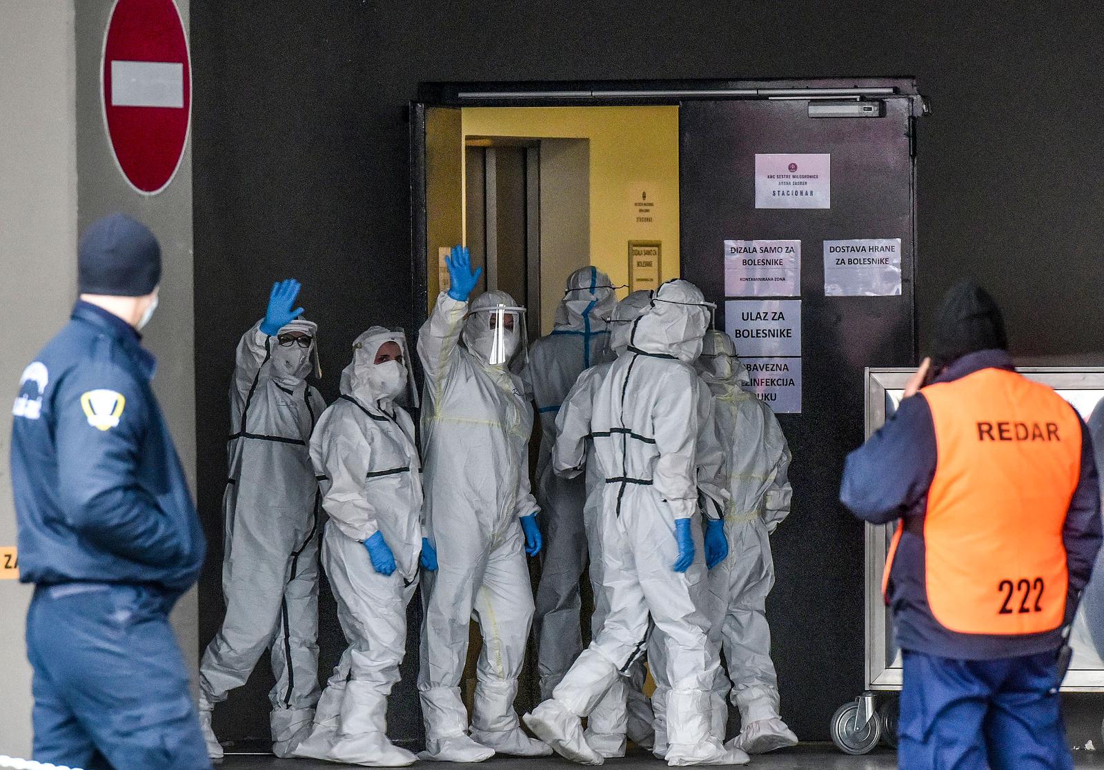 28.11.2020., Zagreb - Petnaest pacijenata srednje zivotne dobi, s laksim klinickim slikama koje zahtijevaju daljnje lijecenje kroz intervensku ili druge terapije, stizu iz tri bolnica u Arenu koja je postala covid-stacionar. 
Photo: Davorin Visnjic/PIXSELL
