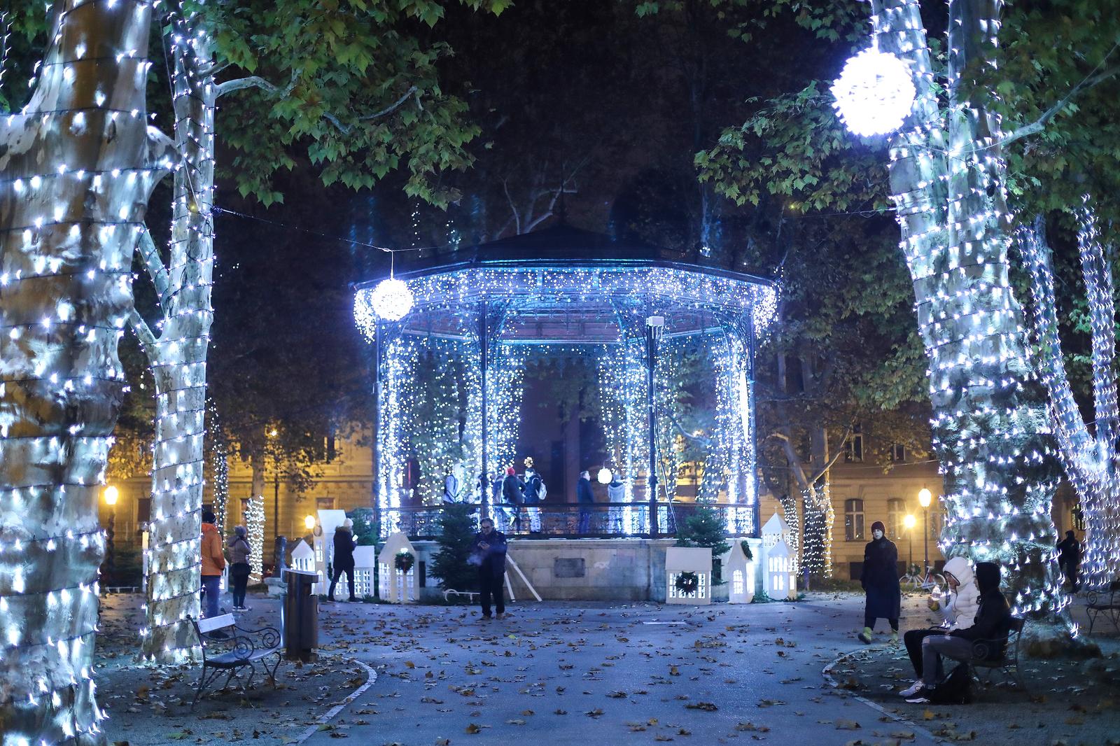 28.11.2020., Zagreb - Ovogodisnji Advent u Zagrebu puno skromniji zbog situacije sa koronavirusom te umjesto desetaka tisuca ljudi tek pokoji gradjanin prosetao centrom grada. 
Photo: Luka Stanzl/PIXSELL