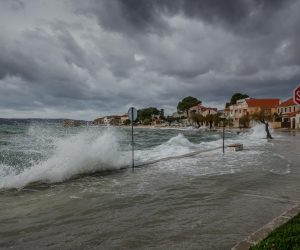 28.11.2021., Kastel Stafilici - Tijekom noci, Dalmaciju je zahvatilo olujno jugo i lebicada te su vecine dalmatinskih riva potopljene.
Photo: Zvonimir Barisin/PIXSELL