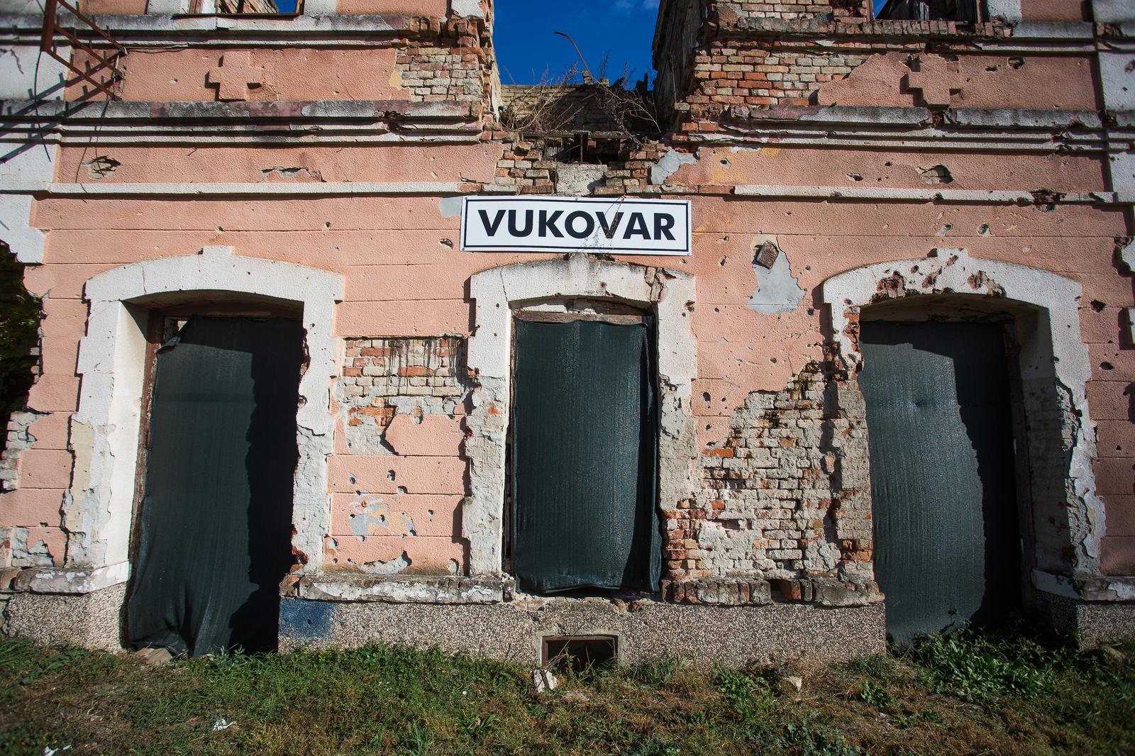 29.10.2018., Vukovar - Stara zgrada zeljeznickog kolodvora na Priljevu izgradjena je 1891. godine i zasticeno je kulturno dobro RH. Tipski zgrada pripada arhitekturi ugarskih zeljeznica, a ostala je jedna od posljednjih neobnovljenih gradjevina u gradu heroju. Njezina simbolicna vrijednost je u cinjenici da je u lipnju 1997. bila odredistem Vlaka mira kojim je predsjednik RH Franjo Tudjman oznacio povratak Hrvatske u Vukovar. 
Photo: Davor Javorovic/PIXSELL