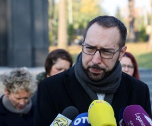 29.10.2021, Zagreb - Izaslanstvo grada Zagreba predvodjeno gradonacelnikom Tomislavom Tomasevicem polozilo je vijence i zapalilo svijece na gradskom groblju Mirogoj kod spomenika "Glas hrvatske zrtve-Zid boli", Grobnice narodnih heroja ,kod Sredisnjeg kriza u Aleji poginulih hrvatskih te kod Sredisnjeg kriza.
