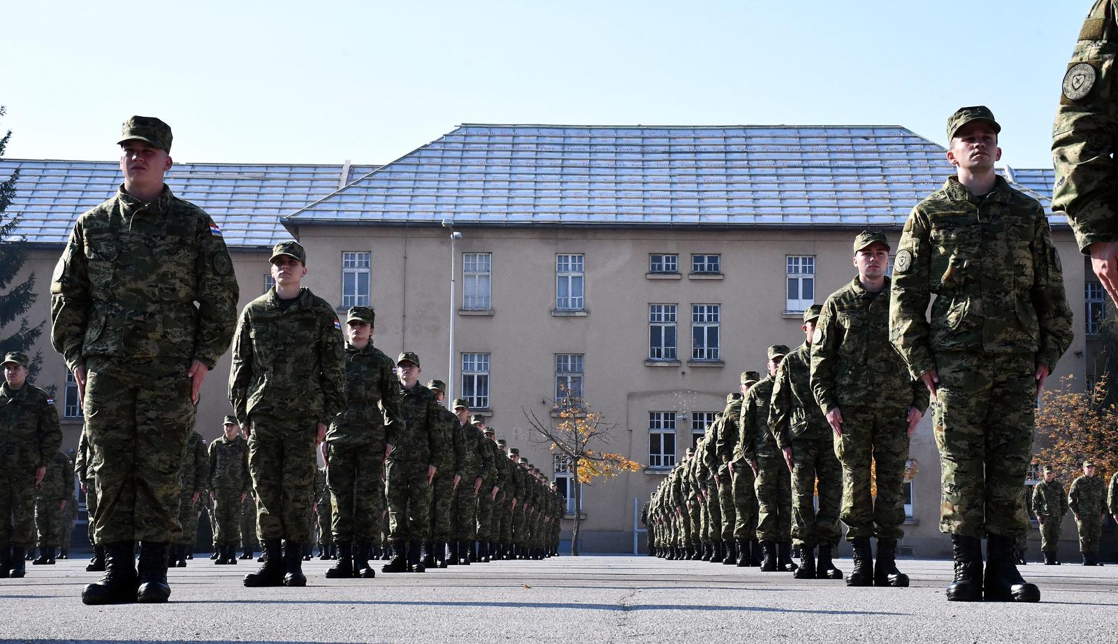 29.10.2021., Pozega -  U vojarni 123. brigade Hrvatske vojske u Pozegi odrzana je svecanost polaganja prisege 32. narastaja rocnih vojnika na dragovoljnom vojnom osposobljavanju.