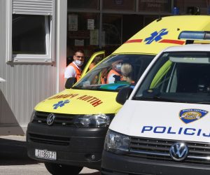 30.05.2021., Sibenik - Zbog prometne nesreca koja se rano jutros dogodila na autocesti Zagreb-Split, a kojoj su navodno sudjelovali migranti veci broj policijskih sluzbenika Sibensko-kninske zupanije ispred sibenske bolnice.
Photo: Hrvoje Jelavic/PIXSELL