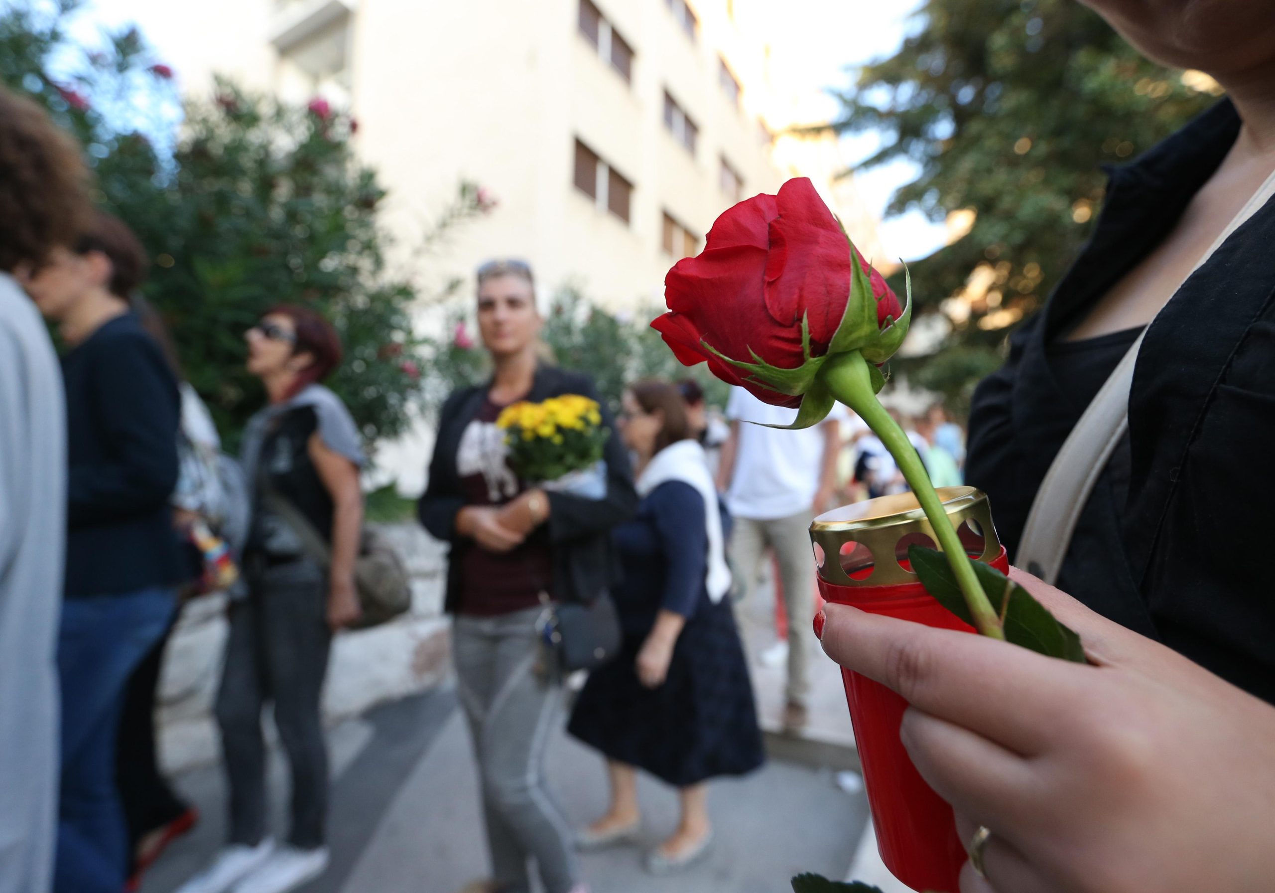 30.09.2016., Split - Veliki broj gradjana odazvao se akciji "Nasilniku 1000 kuna, Njoj vjecni pokoj!?!", koju je organizirala Udruga Domine, a kojom se zeli ukazati na problematiku nasilja prema zenama koje je u porastu u Splitu. Mirna kolona krenuvsi od Preksajnog suda preko PU do zupanijskog suda i Centra za socijalnu skrb za vrsila je na mjestu mucki ubijene Marice C. koja je samo jedna u nizu tragicno stradalih od ruke nasilnika u Hrvatskoj.
Photo: Ivo Cagalj/PIXSELL