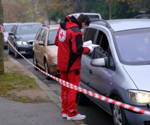 30.10.2021., Zagreb - I danas veliki broj gradjana dolazi na COVID-19 destiranja u Nastavni zavod za javno zdravstvo Dr. Andrija stampar. Photo: Slaven Branislav Babic/PIXSELL
