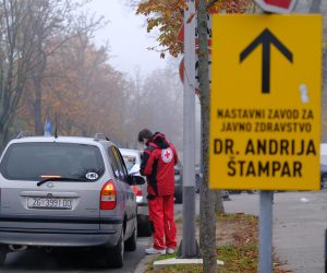 30.10.2021., Zagreb - I danas veliki broj gradjana dolazi na COVID-19 destiranja u Nastavni zavod za javno zdravstvo Dr. Andrija stampar. Photo: Slaven Branislav Babic/PIXSELL