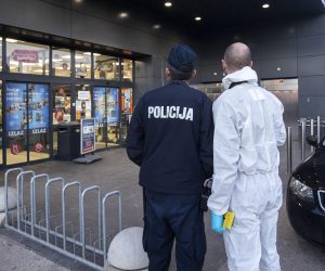 30.11.2021., Split - Muskarac nozem ubio zaposlenicu trgovackog centra Lidl. Zaposlenici su zadrzali ubojicu do dolaska policije. Na mjestu dogadjaja obavlja se policijski ocevid. Photo: Miroslav Lelas/PIXSELL