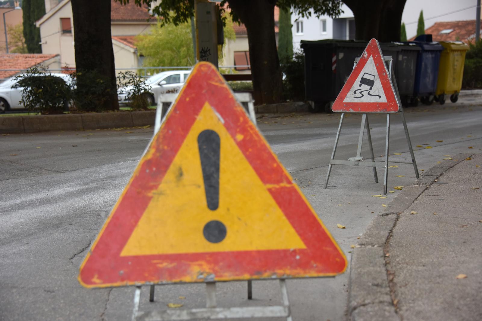 31.10.2021., Pula - Jos uvijek su vidljivi tragovi nesvakidasnje prometne nezgode koja se u subotu navecer dogodila u Puli.

Photo: Sasa Miljevic/PIXSELL
