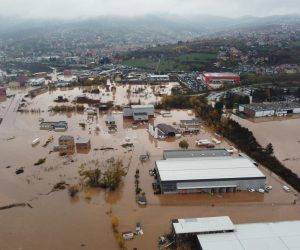 05.11.2021., Sarajevo - Velike poplave u Ilidzi, predgradju Sarajeva. Usljed ogromnih kisnih padavina doslo je do porasta visine vodostaja na svim vodotocima na podrucju Kantona Sarajevo. Zabiljezeno je izlijevanje rijeke Bosne i Zeljeznice iz korita na lokalitetu opcine Ilidza. Poplavljena su dvorista, domovi, pa i kompletna naselja.