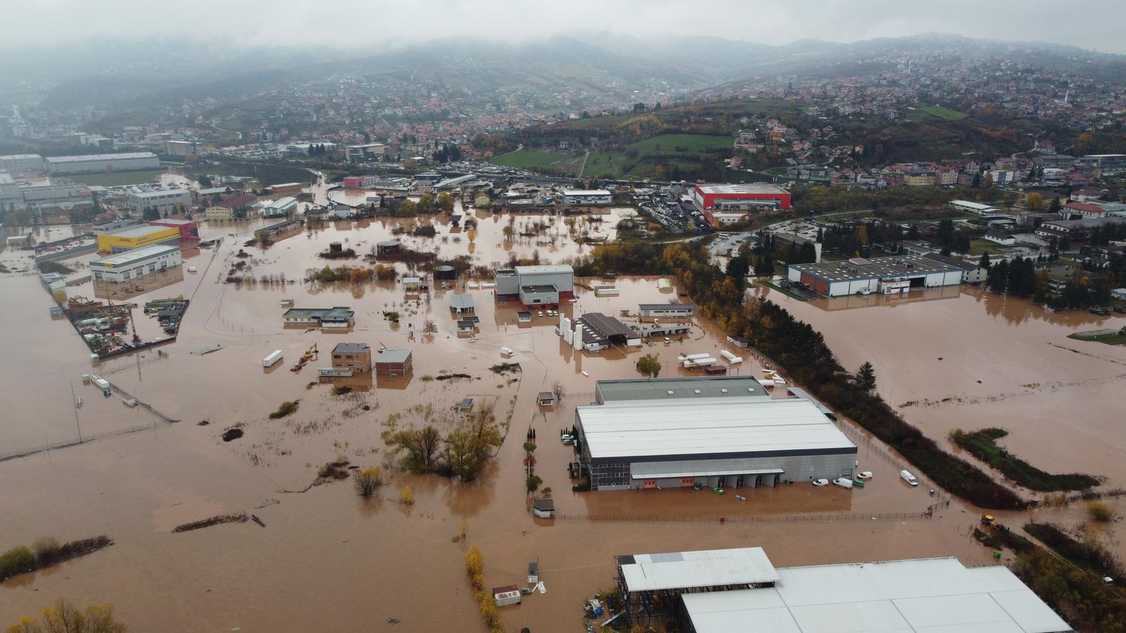 05.11.2021., Sarajevo - Velike poplave u Ilidzi, predgradju Sarajeva. Usljed ogromnih kisnih padavina doslo je do porasta visine vodostaja na svim vodotocima na podrucju Kantona Sarajevo. Zabiljezeno je izlijevanje rijeke Bosne i Zeljeznice iz korita na lokalitetu opcine Ilidza. Poplavljena su dvorista, domovi, pa i kompletna naselja.