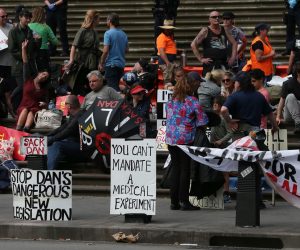epa09588612 Protesters are seen during a demonstration outside the Victorian State Parliament, in Melbourne, Australia, 18 November 2021. Controversial pandemic laws are being debated in the Victorian parliament amid heated protests, including a mock execution of the premier.  EPA/CON CHRONIS AUSTRALIA AND NEW ZEALAND OUT