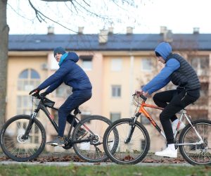 26.12.2020., Zagreb - Suncano vrijeme na Stefanje mnogi zagrepcani iskoristili su za setnju i sportske aktivnosti na Jarunu. 
Photo: Goran Stanzl/PIXSELL (26.12.2020., Zagreb - Suncano vrijeme na Stefanje mnogi zagrepcani iskoristili su za setnju i sp