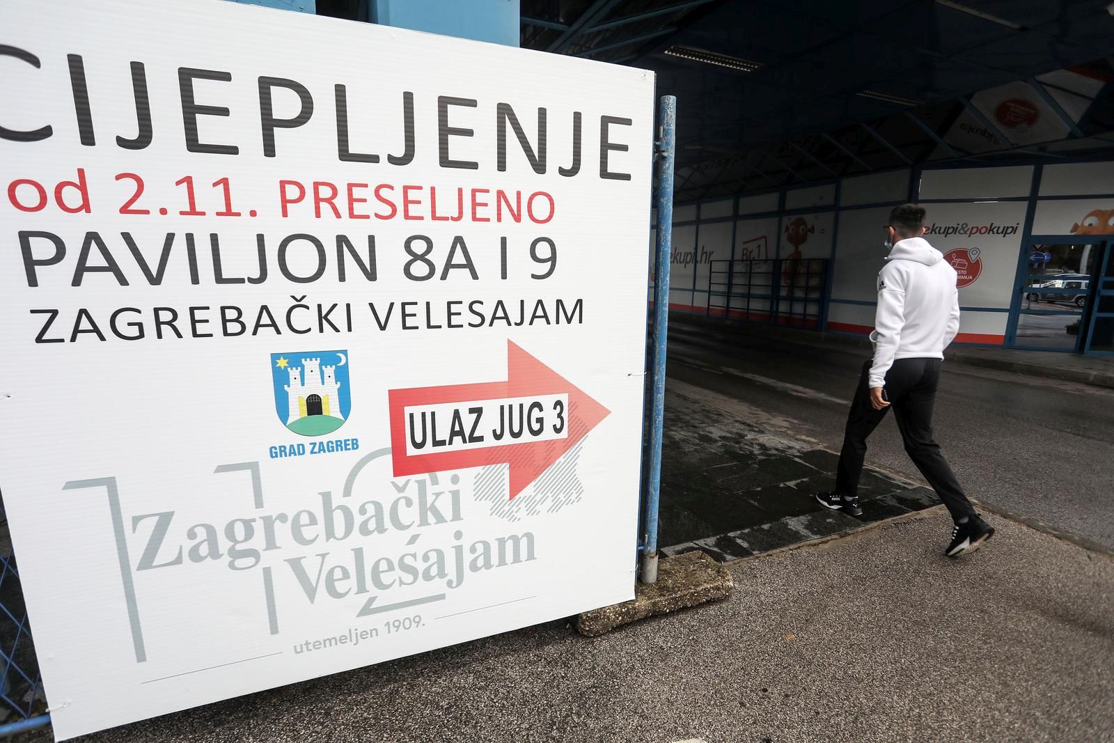 02.11.2021., Zagreb - Guzva u novim paviljonima za cijepljenje protiv covida-19 na Zagrebackom velesajamu. Photo: Marin Tironi/PIXSELL