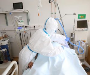 18.03.2021., Karlovac - Na covid odjelu Opce bolnice Karlovac popunjeni su svi kapaciteti, a na respiratoru je sedam pacijenata. Medicinsko osoblje, lijecnici i sestre svakodnevno brinu od sve vecem broju oboljelih od koronavirusa koji su na respiratoru ili visokoprotocnom kisiku.
Photo: Kristina Stedul Fabac/PIXSELL