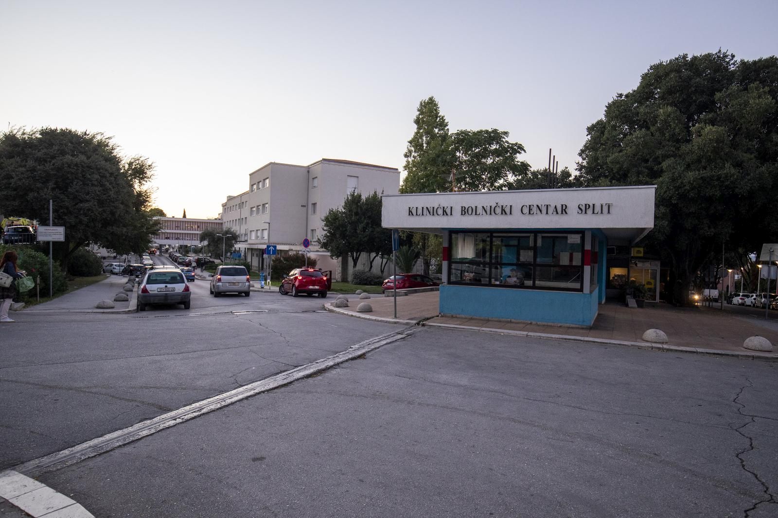 04.10.2021., Split - Ispred KBC Split odrzan je prosvjed podrske onim zdravstvenim radnicima koji se protive uvodenju Covid potvrda u zdravstvo. Prosvjednici su glasnim zvizducima i povicima prekinuli izjavu ravnatelja KBC-a.
Photo: Miroslav Lelas/PIXSELL