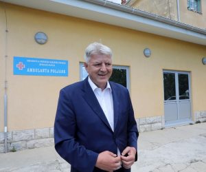 30.05.2021., Poljane - SDP-ov kandidat za zupana Zlatko Komadina dolazi na glasanje.
 Photo: Goran Kovacic/PIXSELL