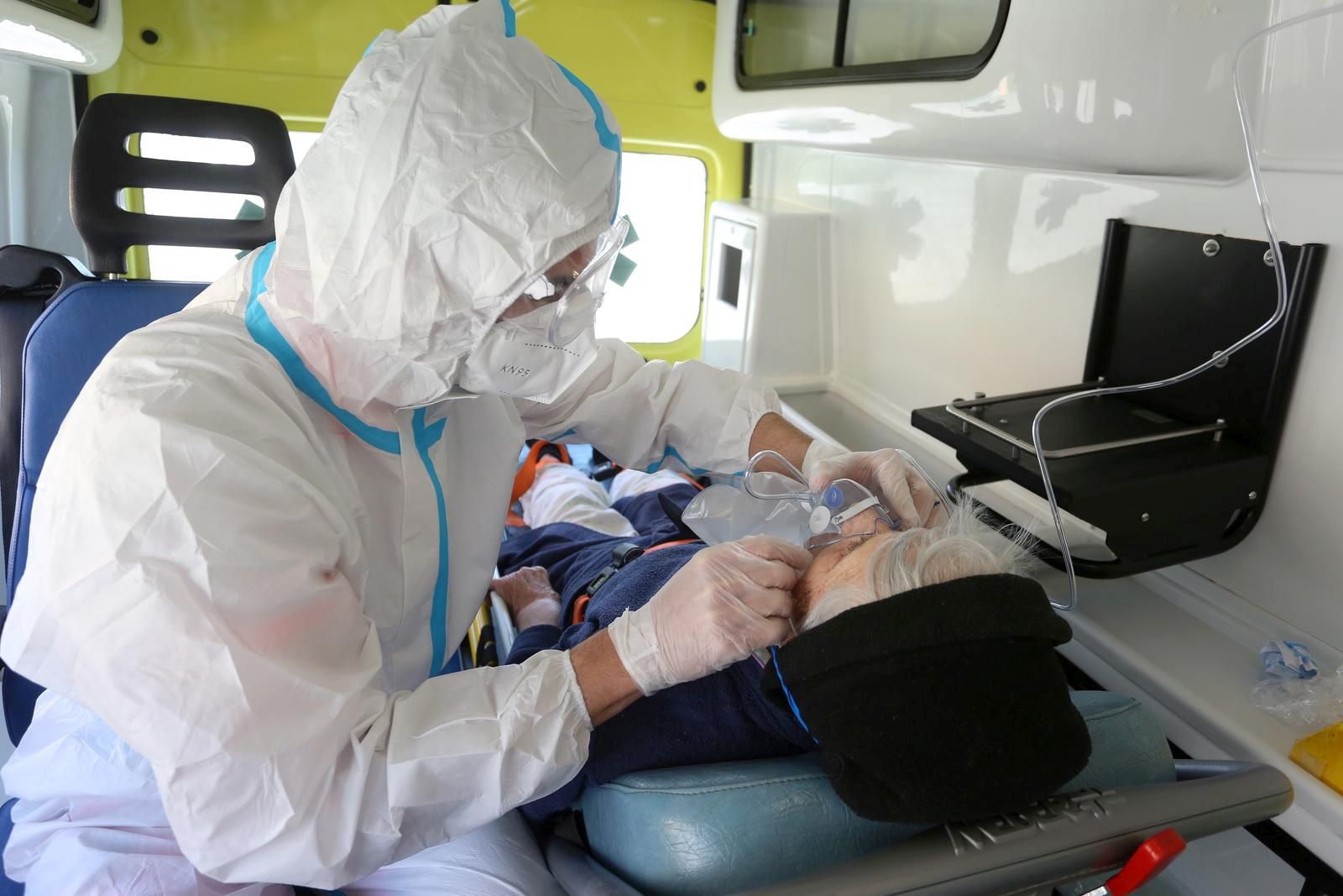 09.04.2021., Karlovac - Zbog povecanog broja oboljelih od covida-19 i transporta pacijenata  do bolnice djelatnicima karlovacke Hitne pomoci opseg posla u protekla dva tjedna povecan je za cak 80 posto. Hitna pomoc svakodnevno prevozi brojne pacijente sa teskim simptomima covida-19, upale pluca, teskim disanjem u bolnicu. U transportu tesko oboljeli dobiju kisik kako bi im se olaksao put do bolnice. Photo: Kristina Stedul Fabac/PIXSELL
