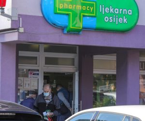 23.09.2021., Osijek - Zapoceo je projekt Hrvatskog zavoda za javno zdravstvo, Ministarstva zdravstva, Hrvatskog zavoda za zdravstveno osiguranje i Hrvatske ljecnicke komore pod nazivom ''Ljekarna kao mjesto cijepljenja protiv bolesti COVID-19'' kako bi se ubrzalo cijepljenje sto veceg broja stanovnistva. Photo: Dubravka Petric/PIXSELL