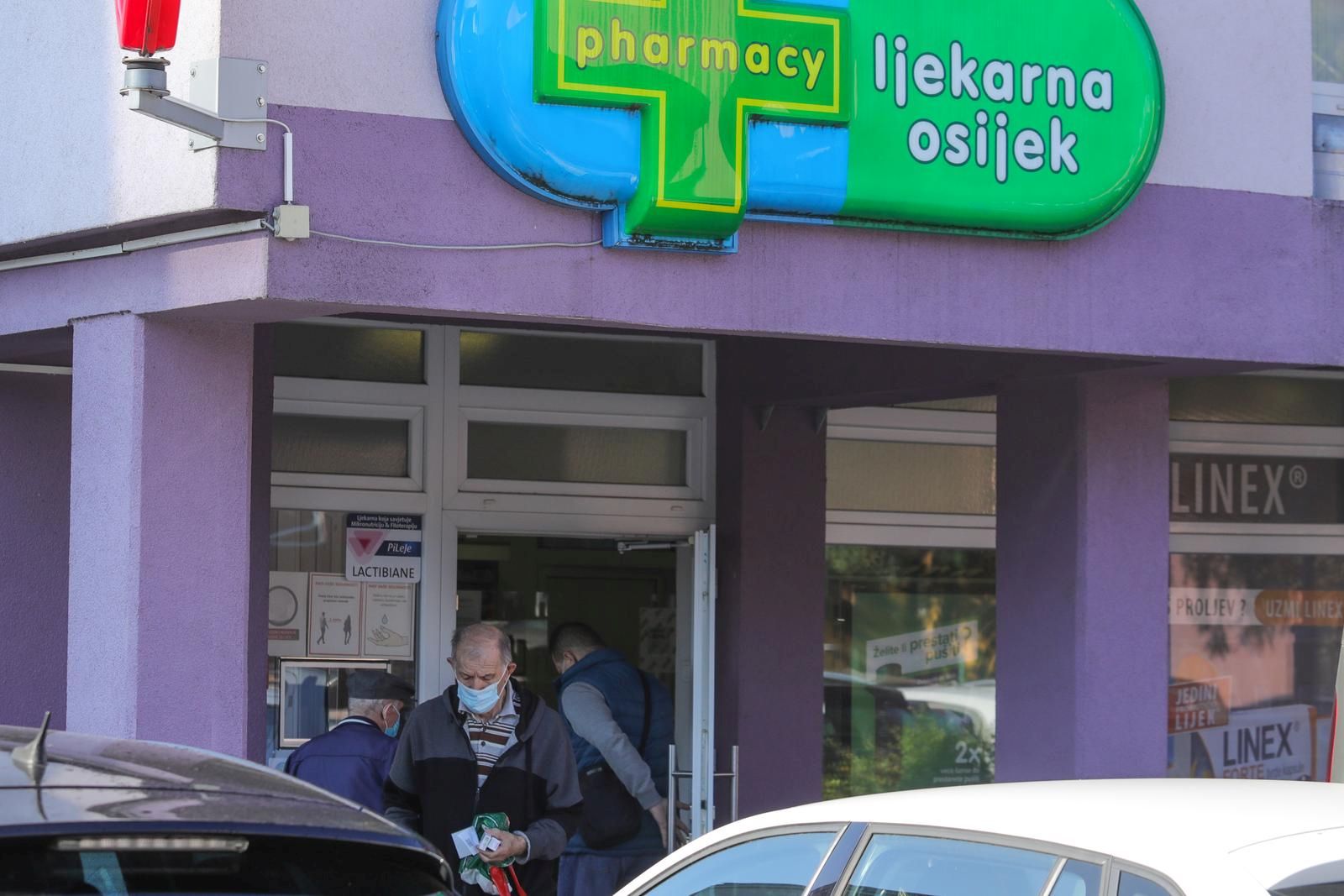 23.09.2021., Osijek - Zapoceo je projekt Hrvatskog zavoda za javno zdravstvo, Ministarstva zdravstva, Hrvatskog zavoda za zdravstveno osiguranje i Hrvatske ljecnicke komore pod nazivom ''Ljekarna kao mjesto cijepljenja protiv bolesti COVID-19'' kako bi se ubrzalo cijepljenje sto veceg broja stanovnistva. Photo: Dubravka Petric/PIXSELL