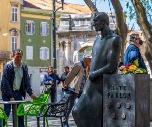 03.05.2021., Pula - Na Pulskim Giardinima otkriven je spomenik Mati Parlovu. Na otkrivanju spomenika okupili su se ponosni Puljani i prijatelji Mate Parlova. Govor su odrzali Gorka Ostojic Cvajner, Matin sin Matko Parlov i gradonacelnik Pule Boris Miletic.
Photo: Srecko Niketic/PIXSELL