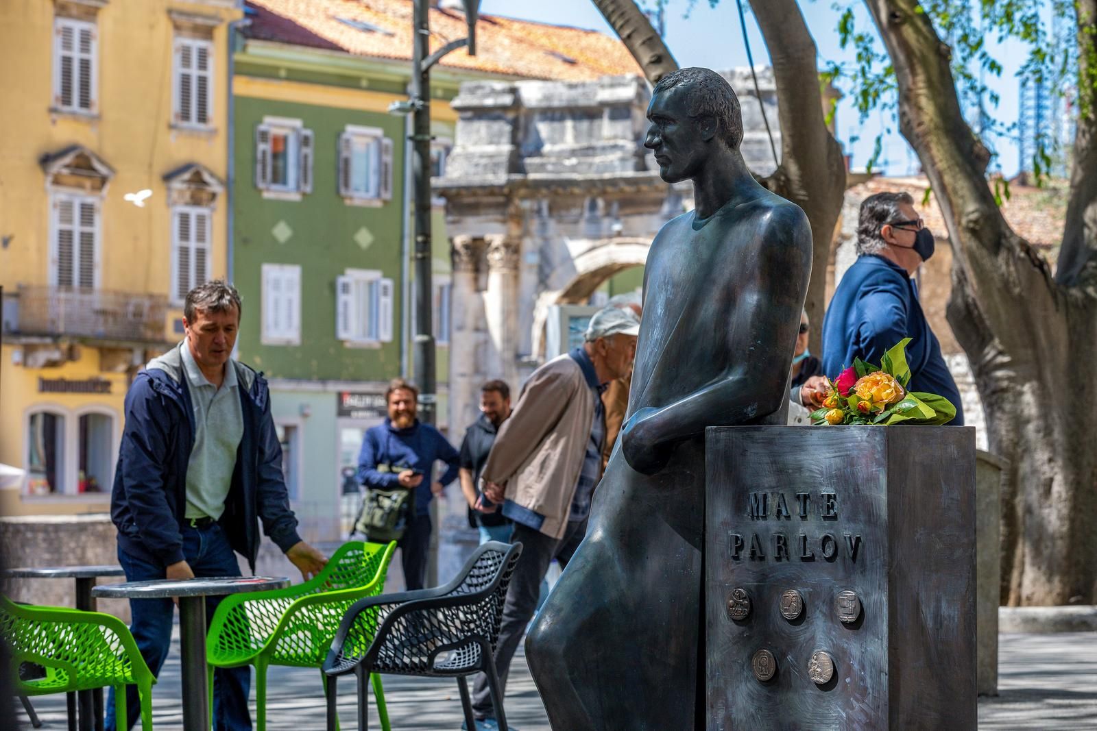 03.05.2021., Pula - Na Pulskim Giardinima otkriven je spomenik Mati Parlovu. Na otkrivanju spomenika okupili su se ponosni Puljani i prijatelji Mate Parlova. Govor su odrzali Gorka Ostojic Cvajner, Matin sin Matko Parlov i gradonacelnik Pule Boris Miletic.
Photo: Srecko Niketic/PIXSELL