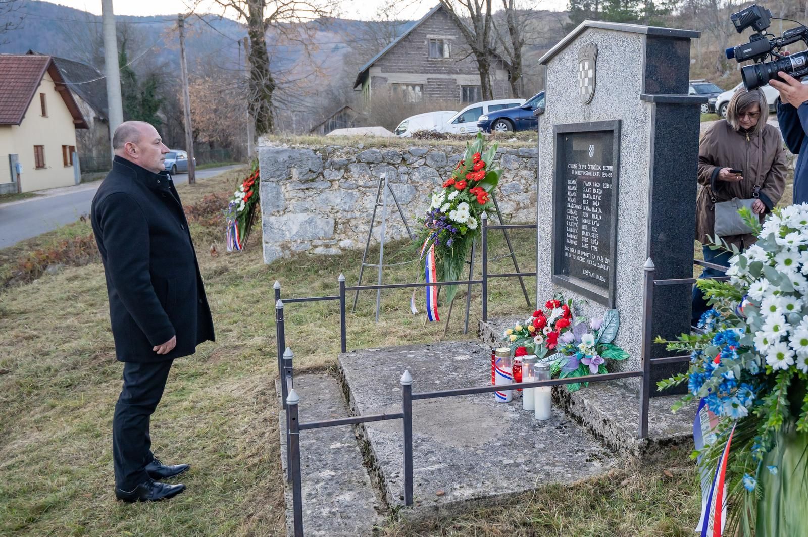 21.11.2021., Otocac - U mjestu Dabar odana je pocast civilnim zrtvama Domovinskog rata koje su stradale prije 30 godina. Komemoraciji je prisustvovao podpredsjednik Vlade RH i ministar branitelja Tomo Medved.