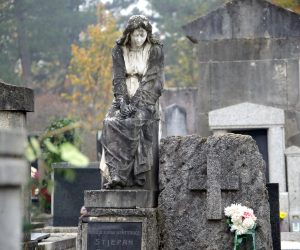 01.11.2021., Zagreb - Mirogoj. Raznolikost i ljepota skulptura na grobovima. Razlicite i ponekad vrlo neobicne skulpture kojih uistinu ima mnostvo daju nam do znanja da je najpopularnije gradsko zagrebacko groblje svojevrsna vjecna izlozba raznih umjetnickih, najcesce kiparskih djela.