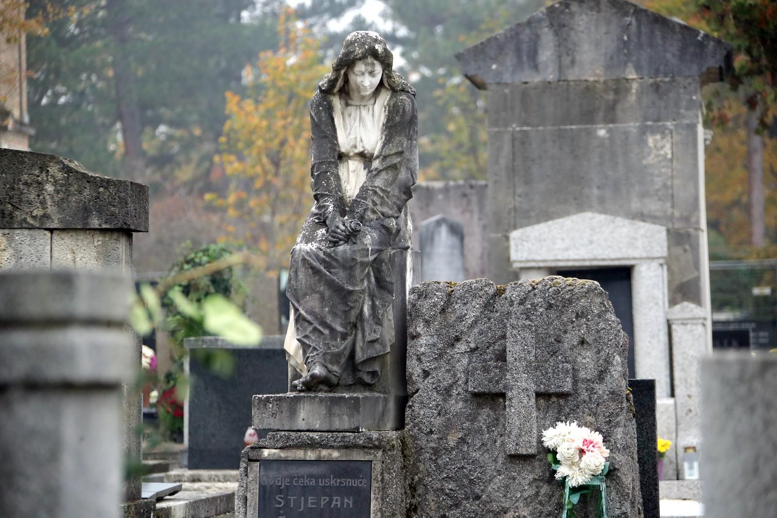 01.11.2021., Zagreb - Mirogoj. Raznolikost i ljepota skulptura na grobovima. Razlicite i ponekad vrlo neobicne skulpture kojih uistinu ima mnostvo daju nam do znanja da je najpopularnije gradsko zagrebacko groblje svojevrsna vjecna izlozba raznih umjetnickih, najcesce kiparskih djela.