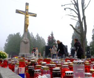 31.10.2021., Zagreb - Gradjani uoci blagdana Svih svetih uredjuju grobove najblizih. Photo: Slaven Branislav Babic/PIXSELL