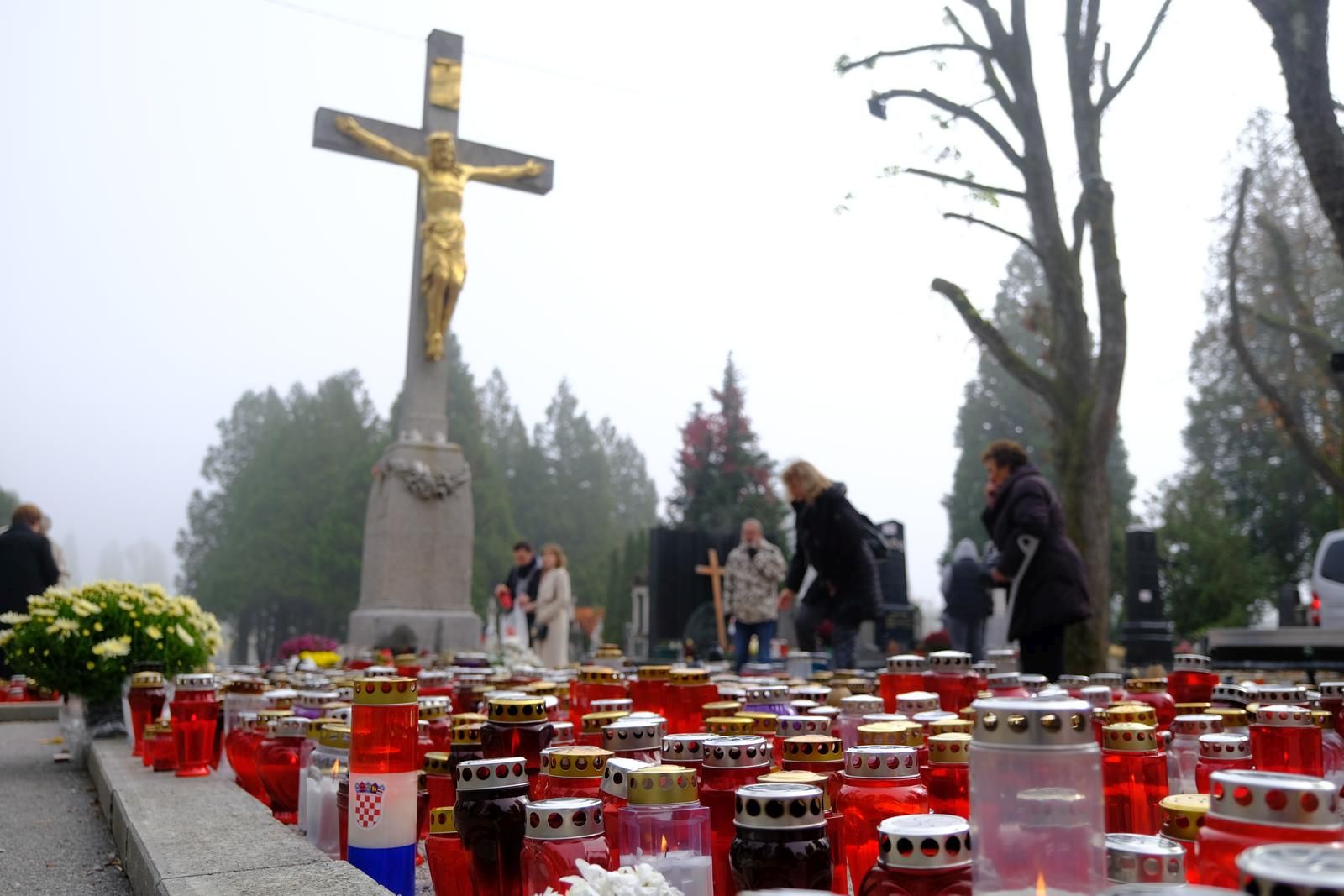 31.10.2021., Zagreb - Gradjani uoci blagdana Svih svetih uredjuju grobove najblizih. Photo: Slaven Branislav Babic/PIXSELL