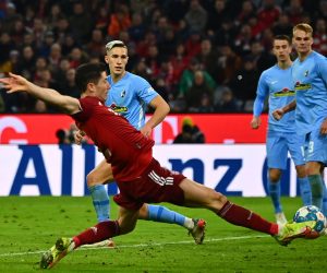 epa09568154 Munich's Robert Lewandowski (L) scores the 2-0 lead during the German Bundesliga soccer match between FC Bayern and SC Freiburg in Munich, Germany, 06 November 2021.  EPA/PHILIPP GUELLAND CONDITIONS - ATTENTION: The DFL regulations prohibit any use of photographs as image sequences and/or quasi-video.