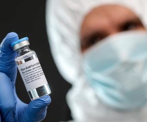 08.11.2021., Zagreb - Ilustrativna fotografija cjepiva protiv bolesti COVID-19 proizvodjaca Pfizer/BioNTech. Zdravstveni djelatnik u zastitnom odijelu i gumenik rukavicama rukuje s bocicom koja predstavlja cijepivo protiv COVID-a