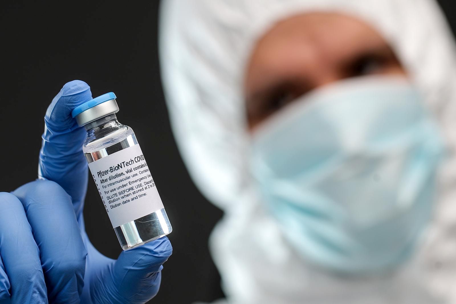 08.11.2021., Zagreb - Ilustrativna fotografija cjepiva protiv bolesti COVID-19 proizvodjaca Pfizer/BioNTech. Zdravstveni djelatnik u zastitnom odijelu i gumenik rukavicama rukuje s bocicom koja predstavlja cijepivo protiv COVID-a