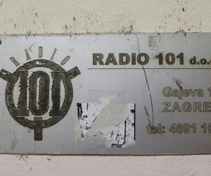 28.07.2021., Zagreb - Kako je izgubila koncesiju, radio stojedinica odlazi u povijest, a neki se od omiljenog radija oprostili su se svijecama ispred redakcija. 
Photo: Luka Stanzl/PIXSELL