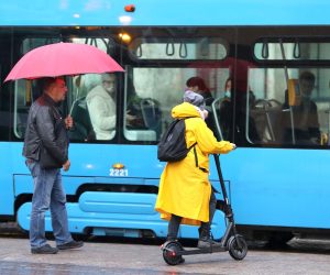 11.10.2021., Zagreb - Vozaci elektricnih romobila, odnosno pjesaci sa romobilima, kako ih u nedostatku boljeg naziva opisuje policija i po kisi i klizavim kolnicima ne odustaju od svojih prometala. Photo: Patrik Macek/PIXSELL